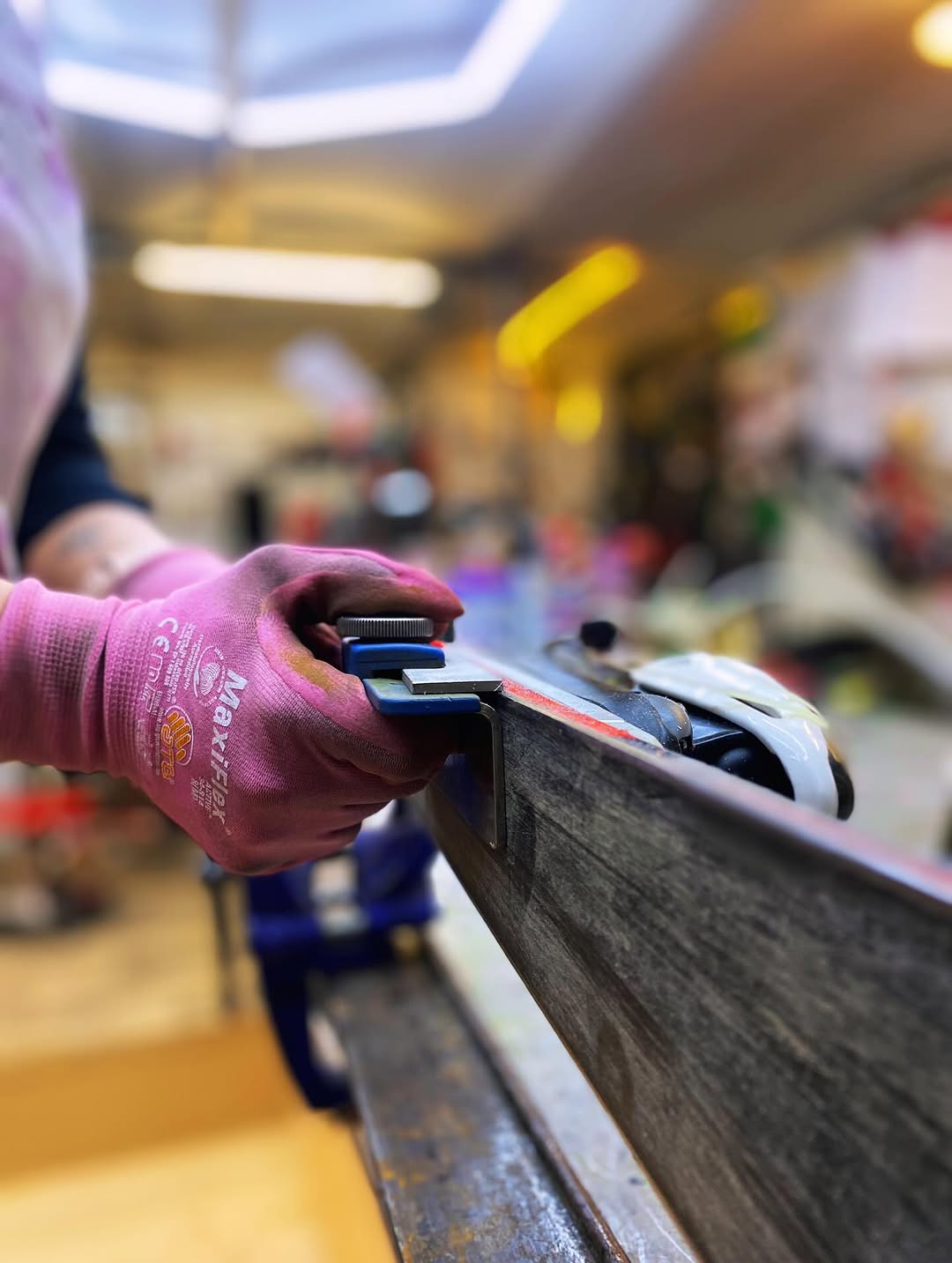 Servis lyží a snowboardov len u nás v Bike centre. 2 vyškolení mechanici už dlhé roky pre Vás pripravujú lyže a nastavujú via...